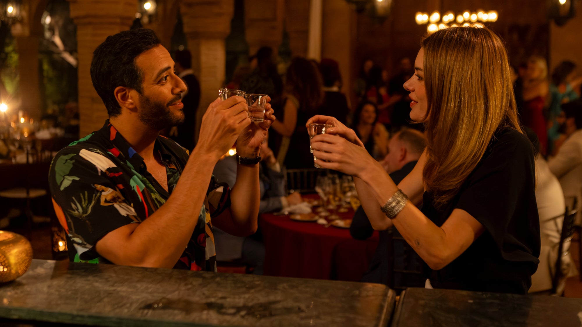 Embarquez pour une aventure déjantée et sans fin aux côtés de Tarek Boudali et Camille Rowe dans "Un mariage sans fin".