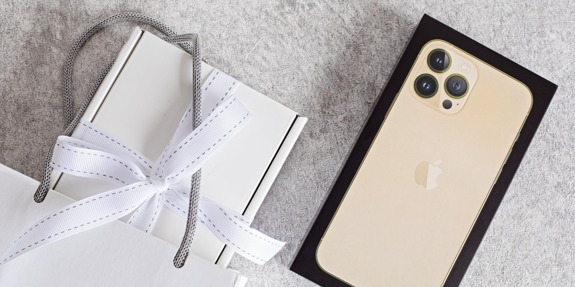 L'iPhone 13, ici dans sa version Pro Max, semble avoir été le cadeau de choix pour les fêtes de fin d'année 2021.