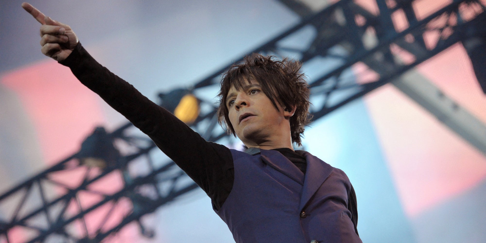 Nicola Sirkis sur scène dans le cadre du Meteor Tour d'Indochine, au Stade de France, le 26 juin 2010.