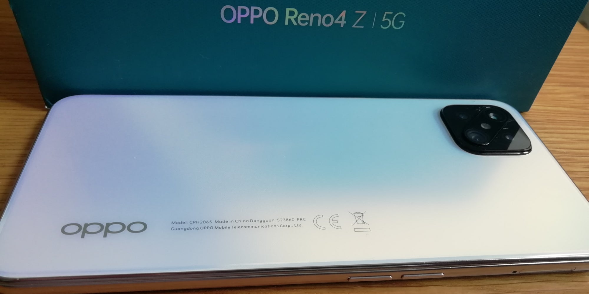 L'OPPO Reno4 Z a bénéficié d'un design particulièrement soigné, avec un module photo très bien pensé