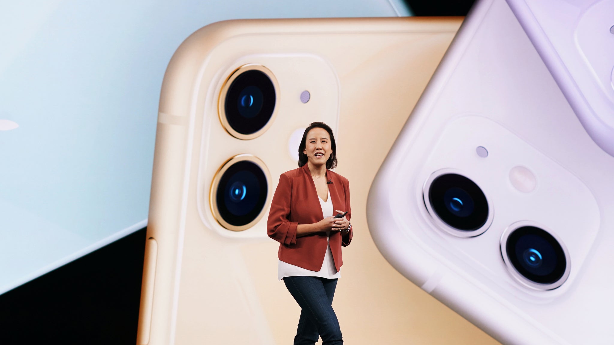 Kaiann Drance présente le double appareil photo de l’iPhone 11 lors de la keynote Apple en septembre 2019.
