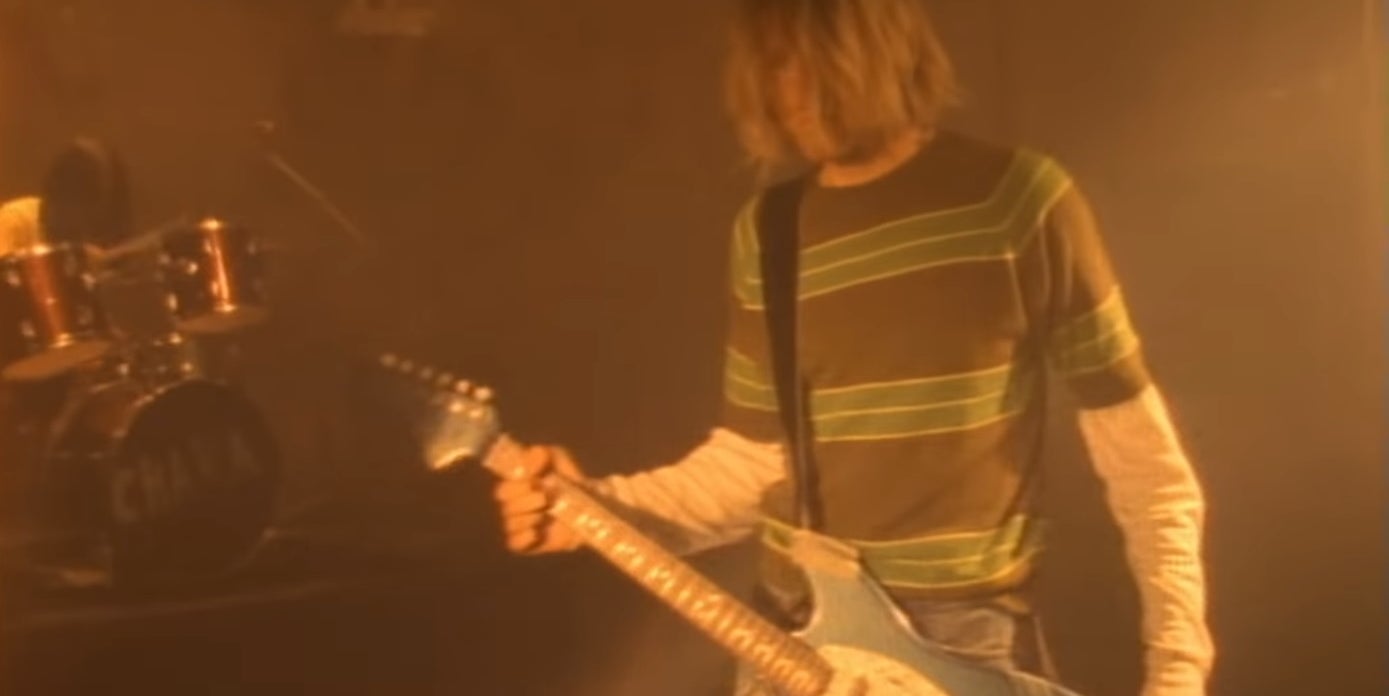 Le clip de Smells Like Teen Spirit, la chanson qui a lancé le succès mondial de Nirvana, le groupe de grunge mené par Kurt Cobain et Dave Grohl (les cheveux derrière la batterie)