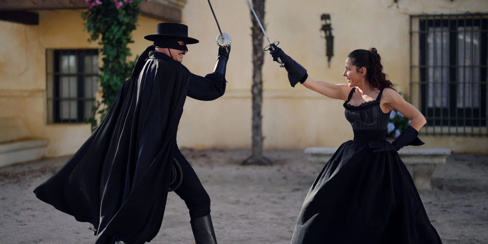 Don Diego de la Vega alias Zorro (Jean Dujardin) et Gabriella de la Vega (Audrey Dana) dans la nouvelle série "Zorro". 