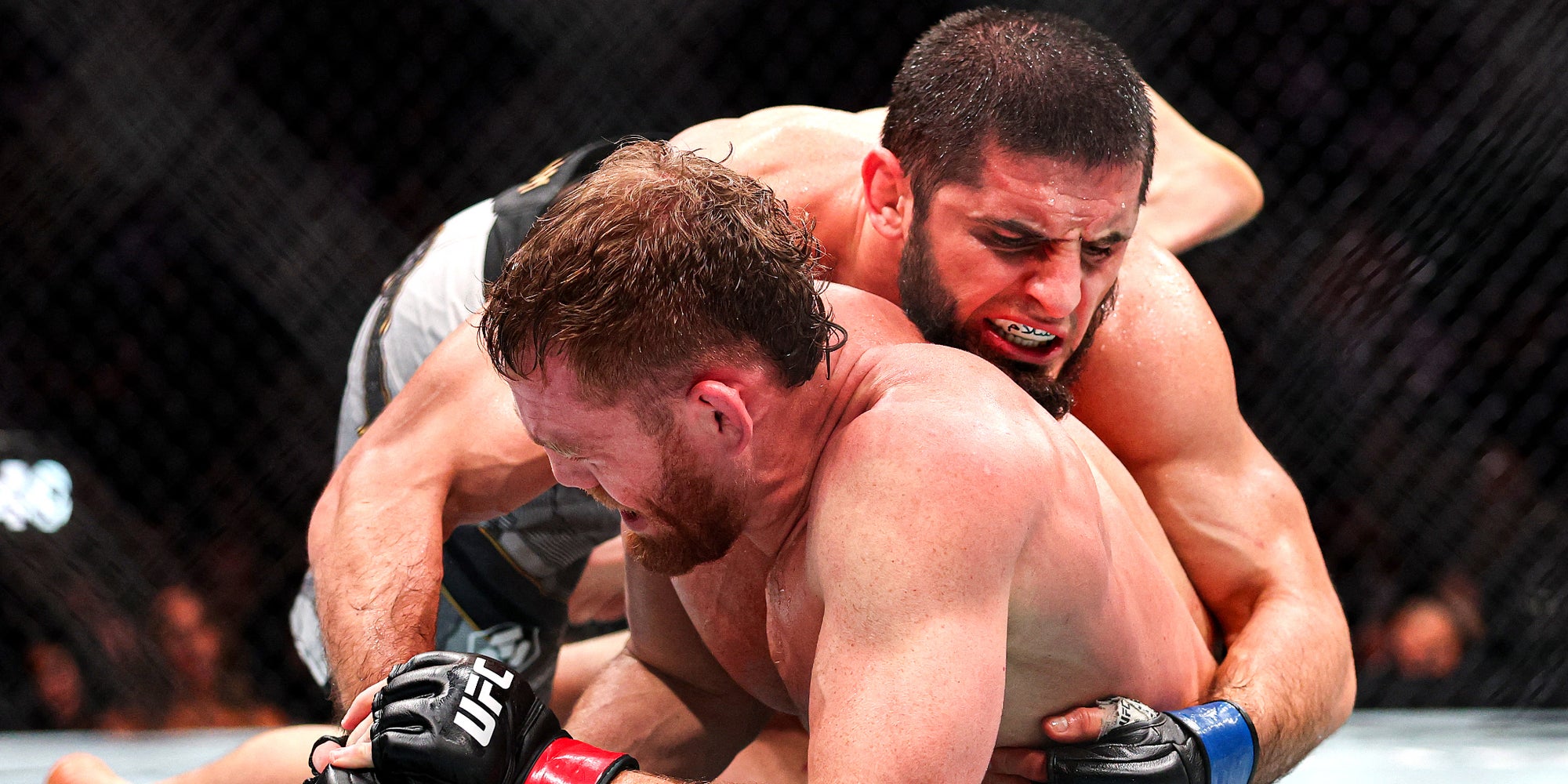 Islam Makhachev (gants bleus) lors de son combat face à Jack Della Maddalena, le 15 novembre 2025 au Madison Square Garden (New York).