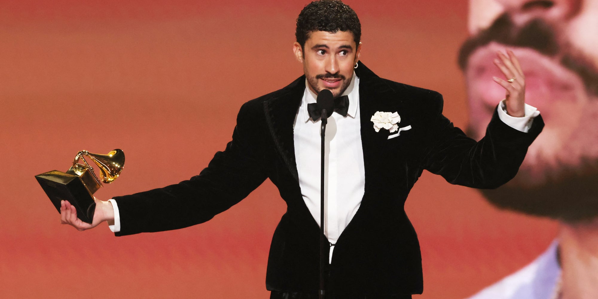 Bad Bunny reçoit le prix de l'album de l'année pour « DeBÍ TiRAR MáS FOToS » sur scène lors de la 68e cérémonie des Grammy Awards à la Crypto.com Arena, le 1er février 2026 à Los Angeles, en Californie.