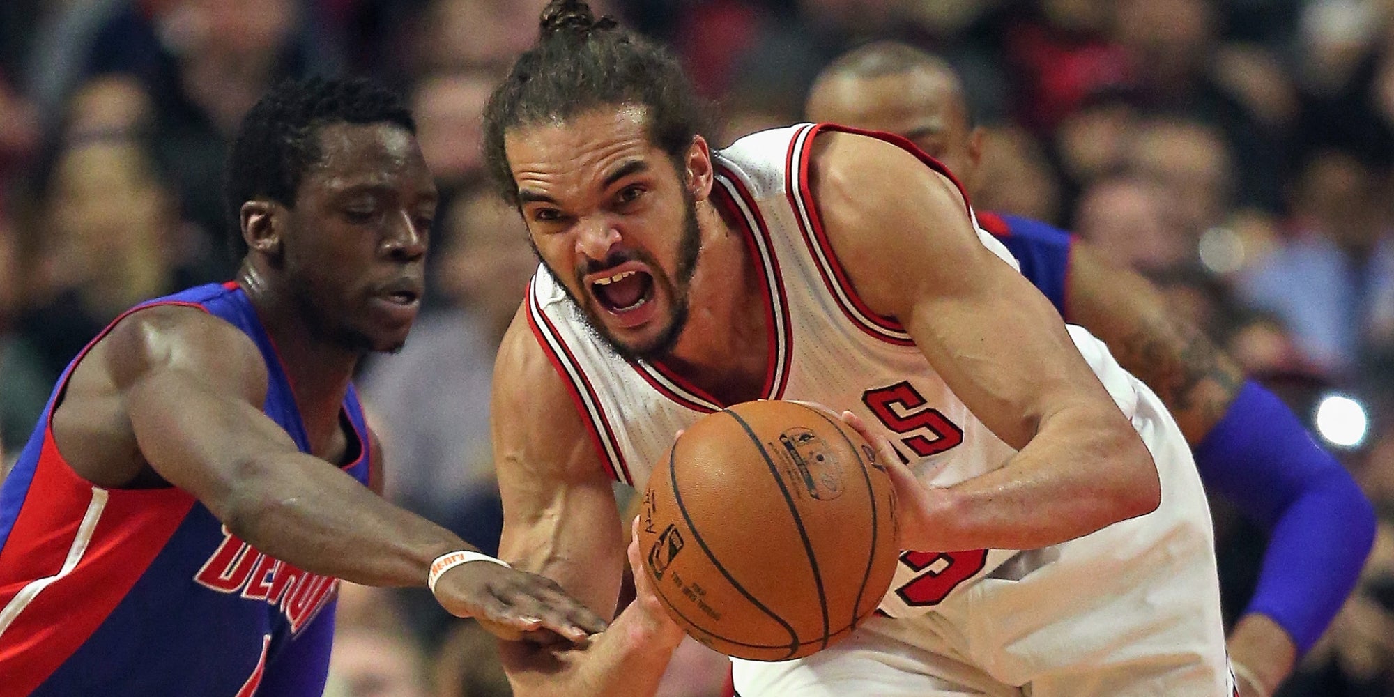 Joakim Noah dans toute son ardeur lors d'un match des Chicago Bulls face aux Detroit Pistons, à Chicago, le 3 avril 2015.