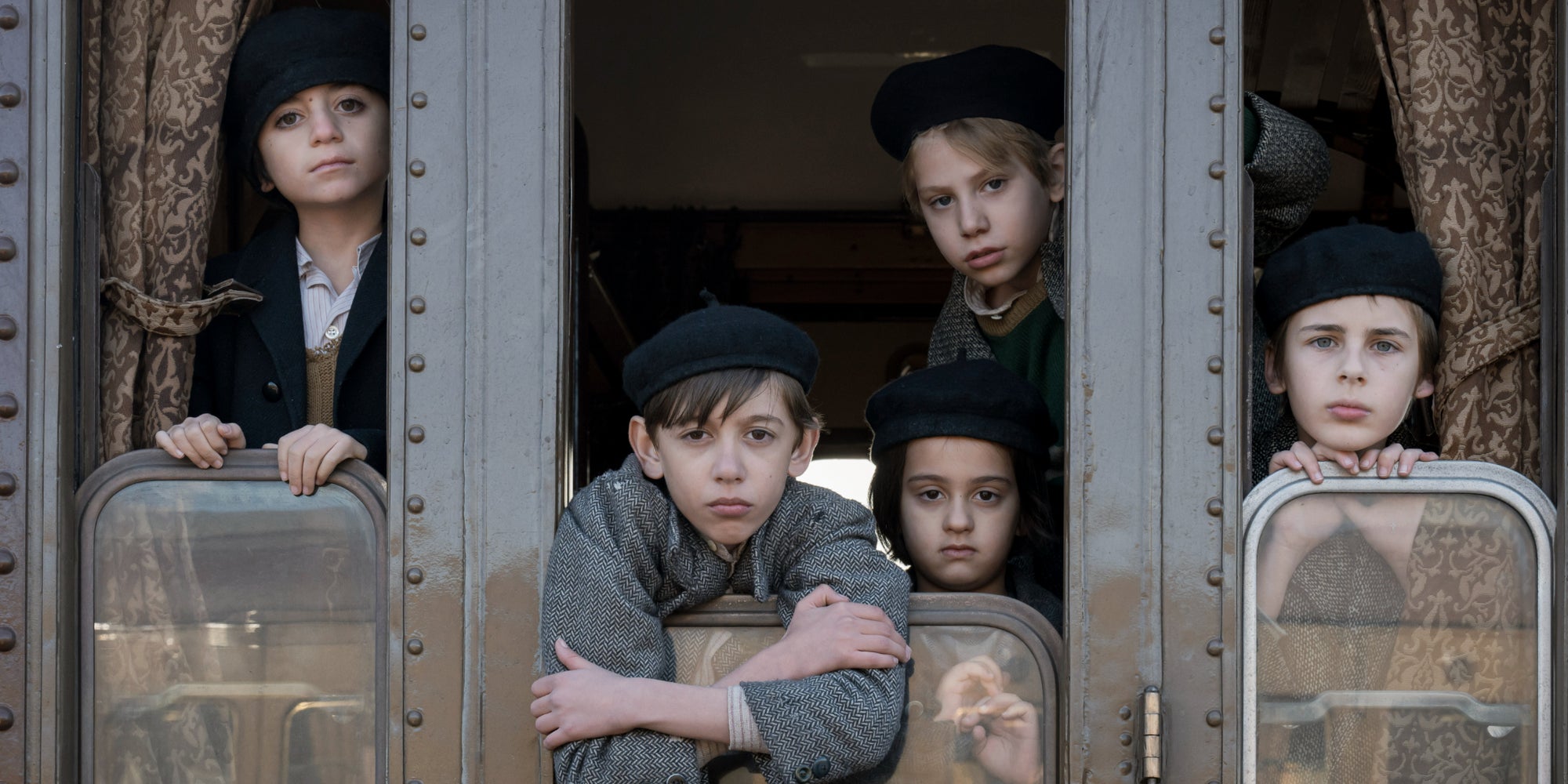 Christian Cervone (au centre) dans ''Le train des enfants'', à voir sur Netflix.