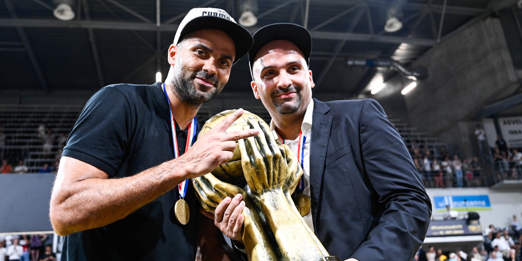 Tony et T. J. Parker célèbrent la victoire de l'ASVEL en Jeep Élite, à l'issue d'une finale face à Monaco disputée à Lyon, le 25 juin 2019.