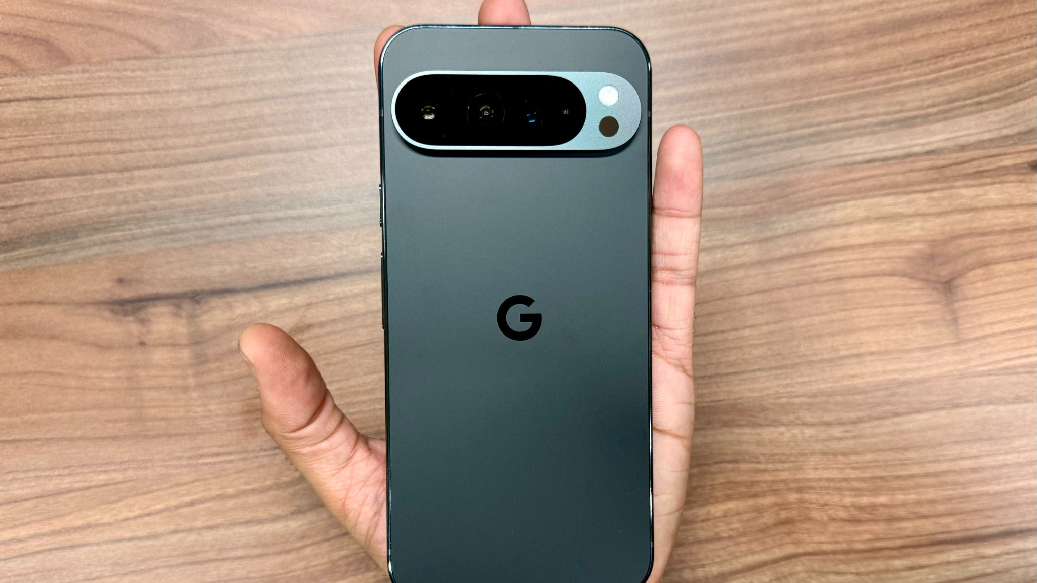 Le dos en verre mat du Pixel 9 Pro XL, allié imparable contre les traces de doigts.