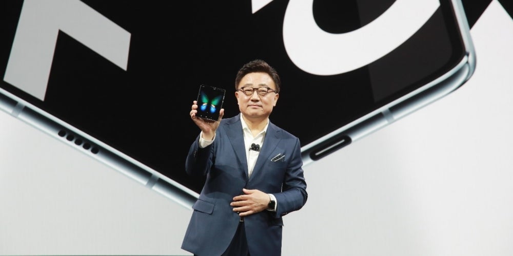 DJ Koh président et directeur général de Samsung Electronics présente le Galaxy Fold en février 2019, premier smartphone pliable.