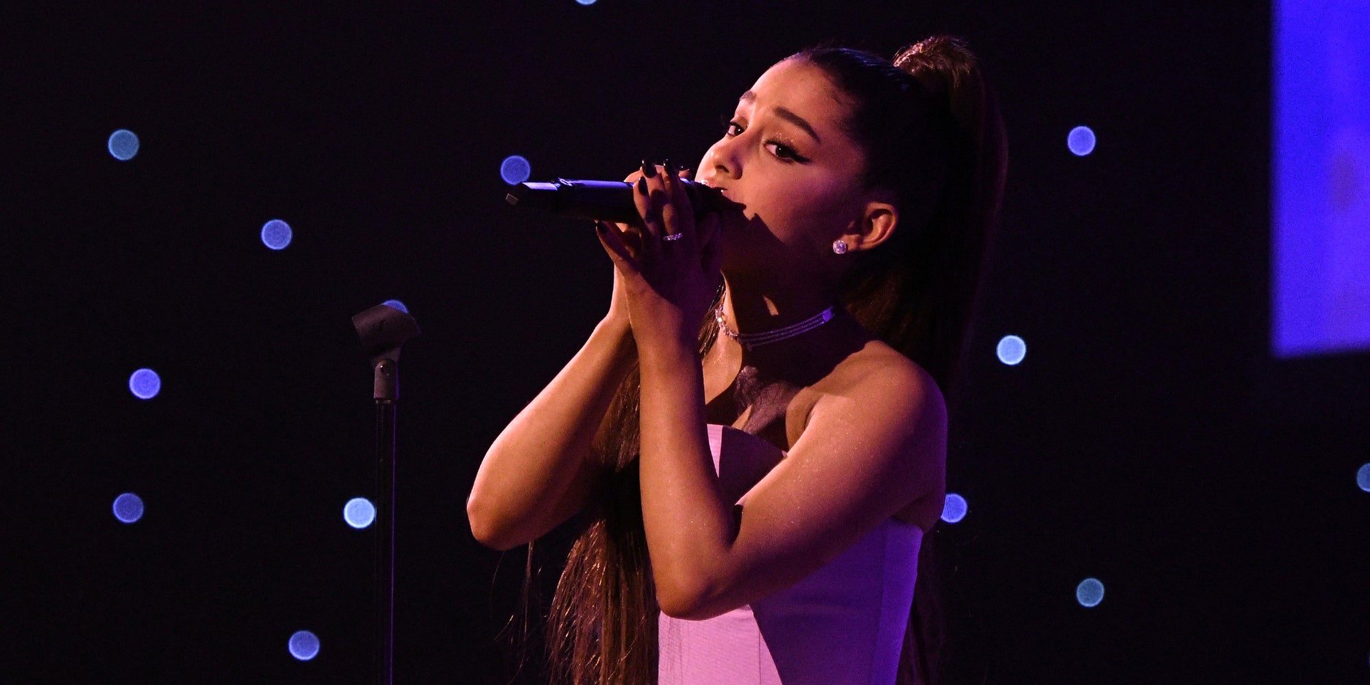 Ariana Grande sur la scène des Billboard Women in Music en décembre 2018.