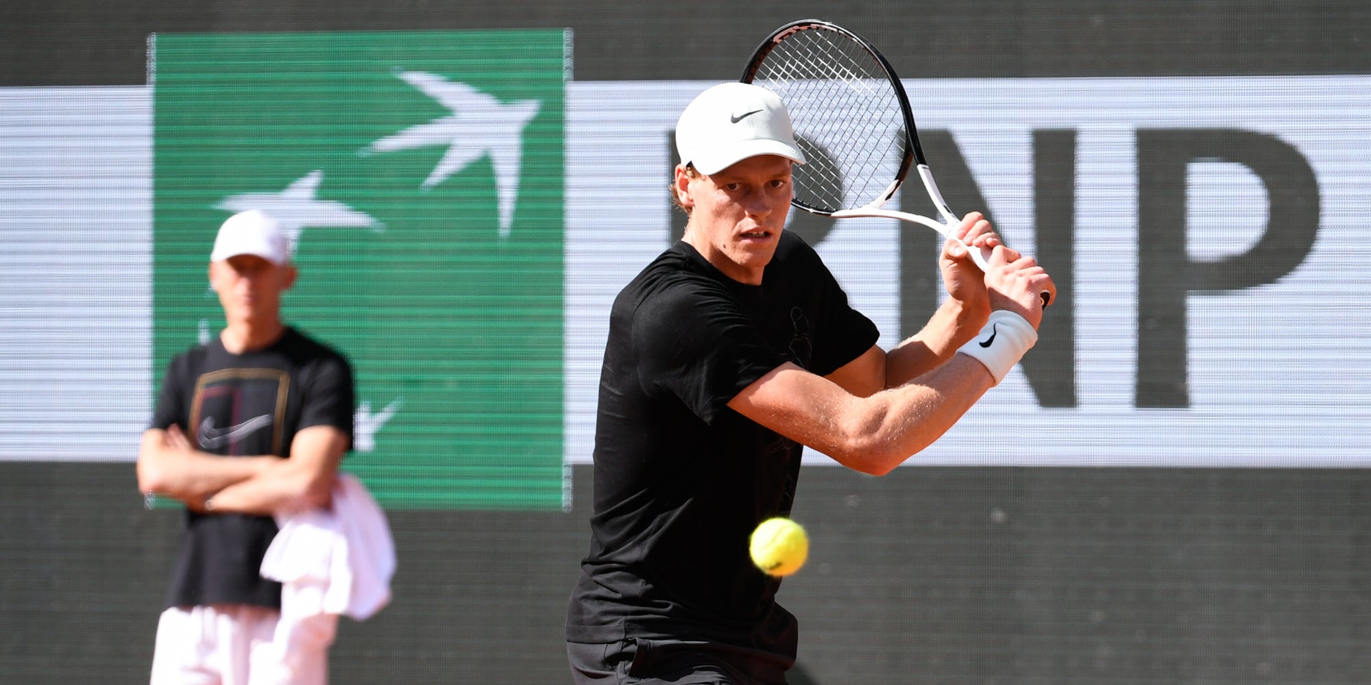 Jannik Sinner à l’entraînement lors du 4e jour des qualifications de Roland-Garros 2026, le 21 mai à Paris. 
