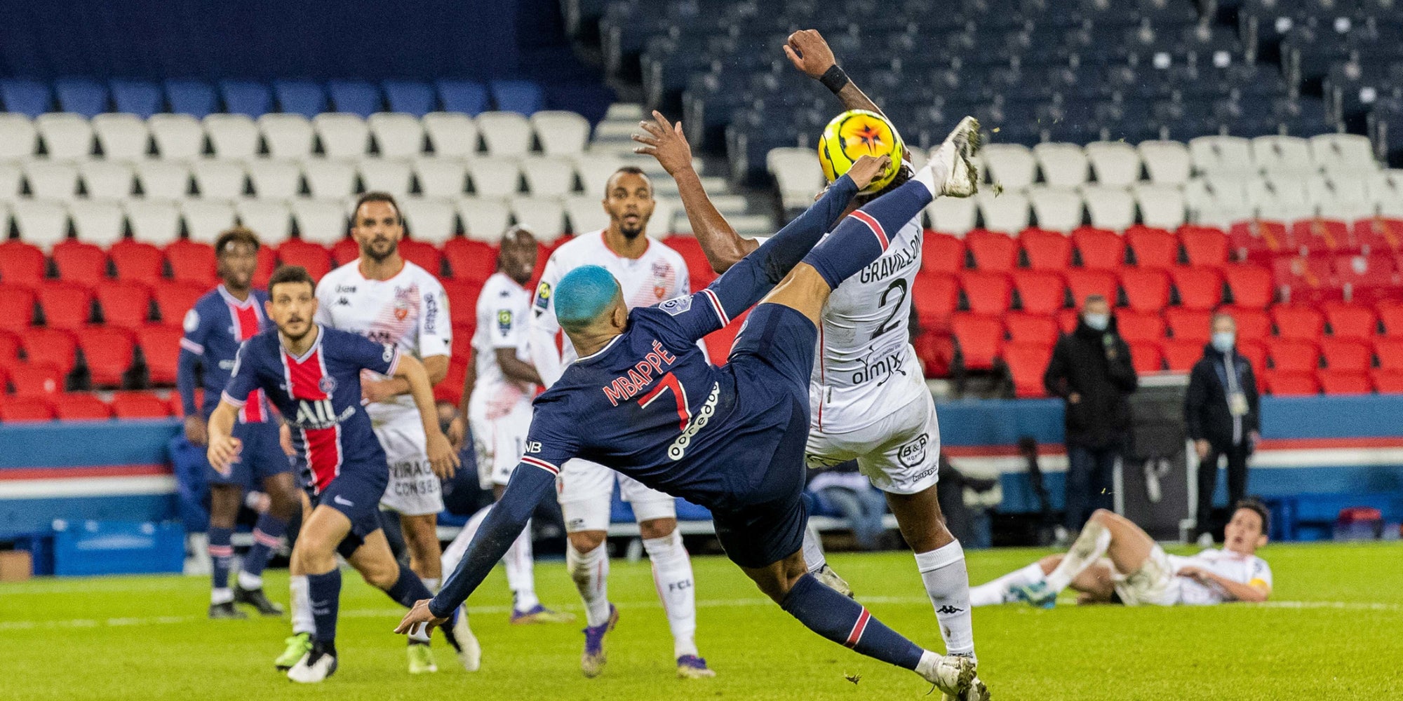 Mbappé et les joueurs du PSG en action contre Lorient, le 16 décembre 2020 au Parc des Princes, Paris