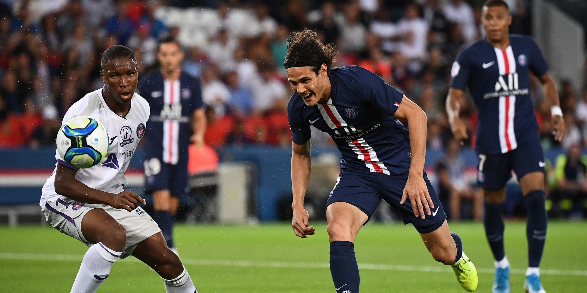 Cavani et Mbappé face à Diakité durant PSG-Toulouse, au Parc des Princes, le 25 août 2019.