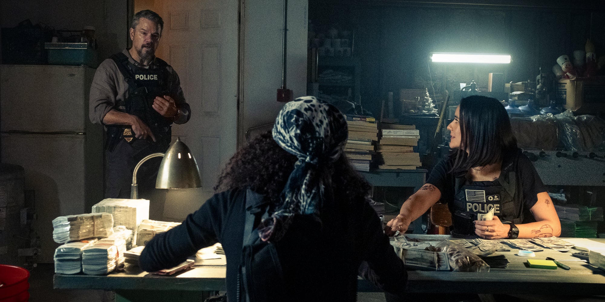 Matt Damon (Lieutenant Dane Dumars), Teyana Taylor (Détective Numa Baptiste) et Catalina Sandino Moreno (Détective Lolo Salaza) dans "The Rip" sur Netflix. 