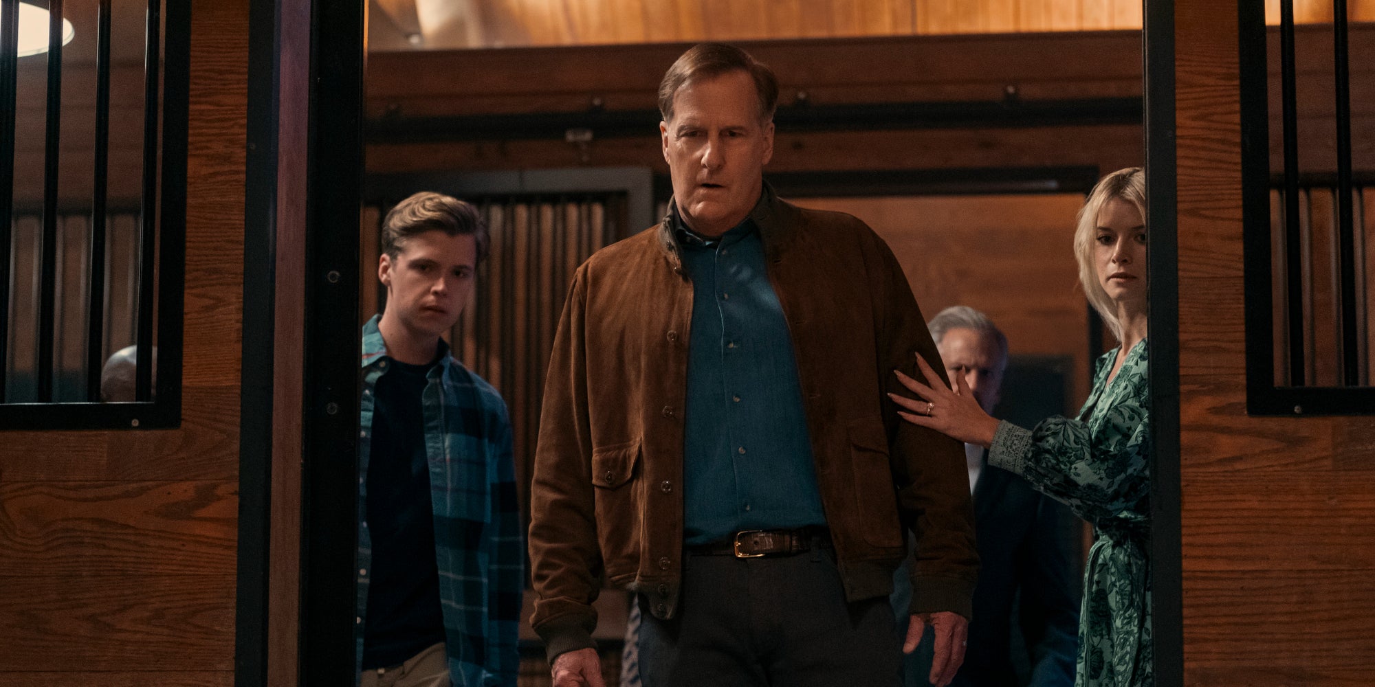 Evan Roe, Jeff Daniels, Josh Pais et Sarah Jones dans la saison 1 de "Un homme, un vrai". 
