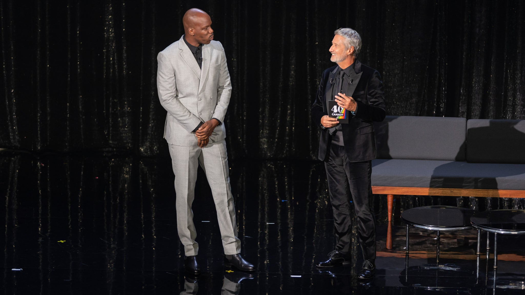 Retrouvez Jean-Pascal Zadi et Antoine de Caunes sur la scène des Folies Bergères pour les 40 ans de Canal+.