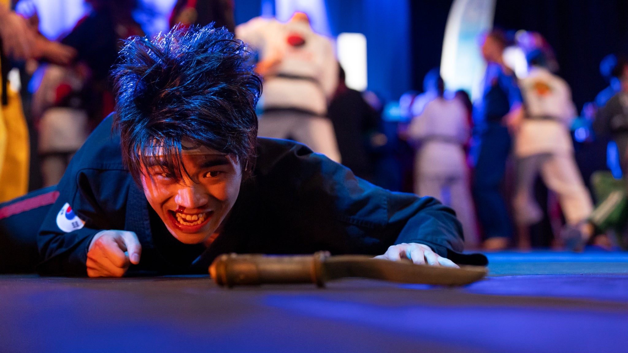 La mort de Kwon (Brandon H. Lee) dans l'épisode 10 de la partie 2 de la saison 6 de "Cobra Kai". La mort de Kwon (Brandon H. Lee) dans l'épisode 10 de la partie 2 de la saison 6 de "Cobra Kai".