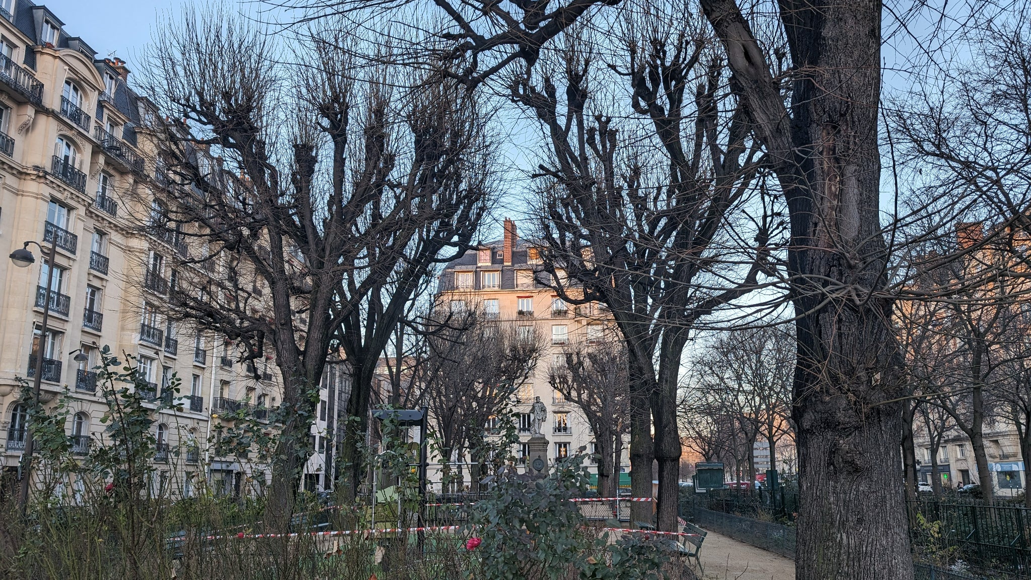 Afin de capturer un cliché de cette statue au loin, nous allons solliciter le zoom du Pixel 8...