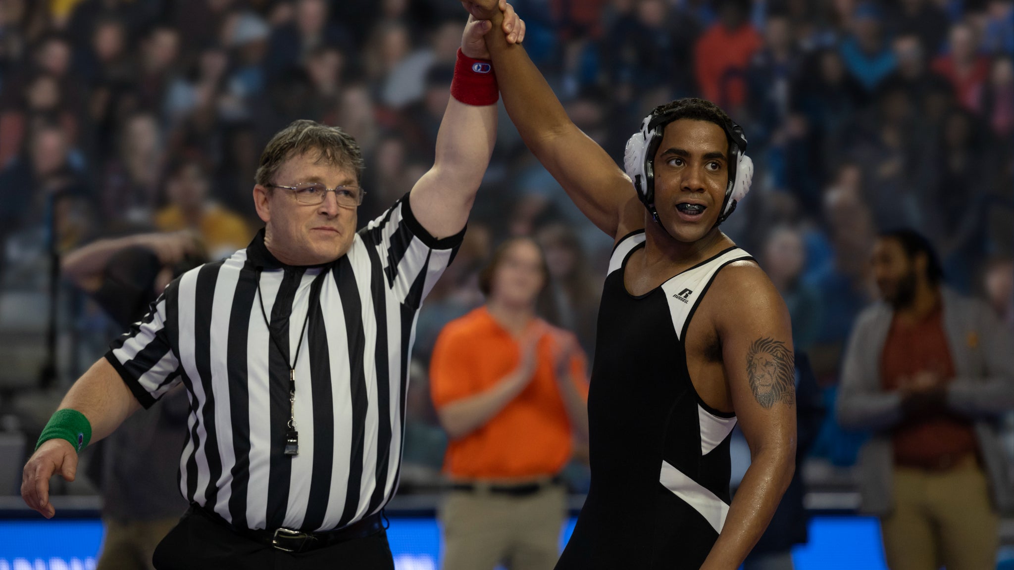 Jharrel Jerome interprète le lutteur unijambiste Anthony Robles aux côtés de Jennifer Lopez dans "Inarrêtable". 