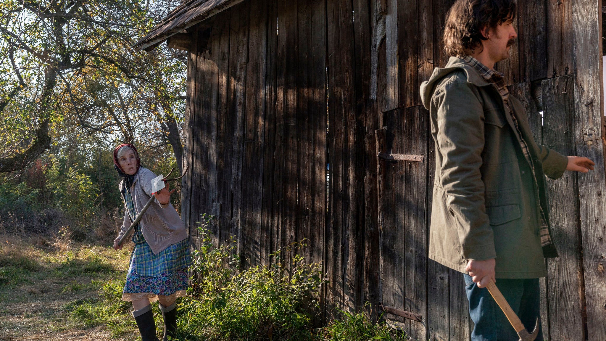 Niko sur le point de se faire "enfourcher" par Dasha dans Killing Eve.