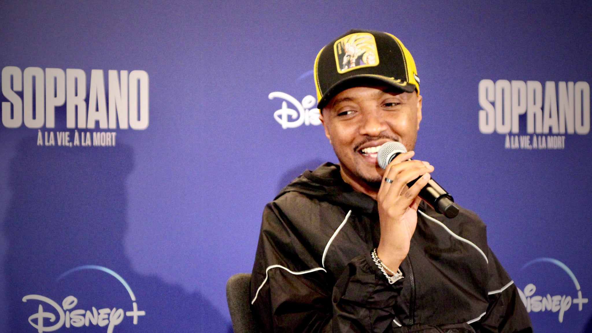 Soprano lors de la conférence de presse pour la série documentaire "Soprano : à la vie, à la mort" sur Disney+. Soprano lors de la conférence de presse pour la série documentaire "Soprano : à la vie, à la mort" sur Disney+.