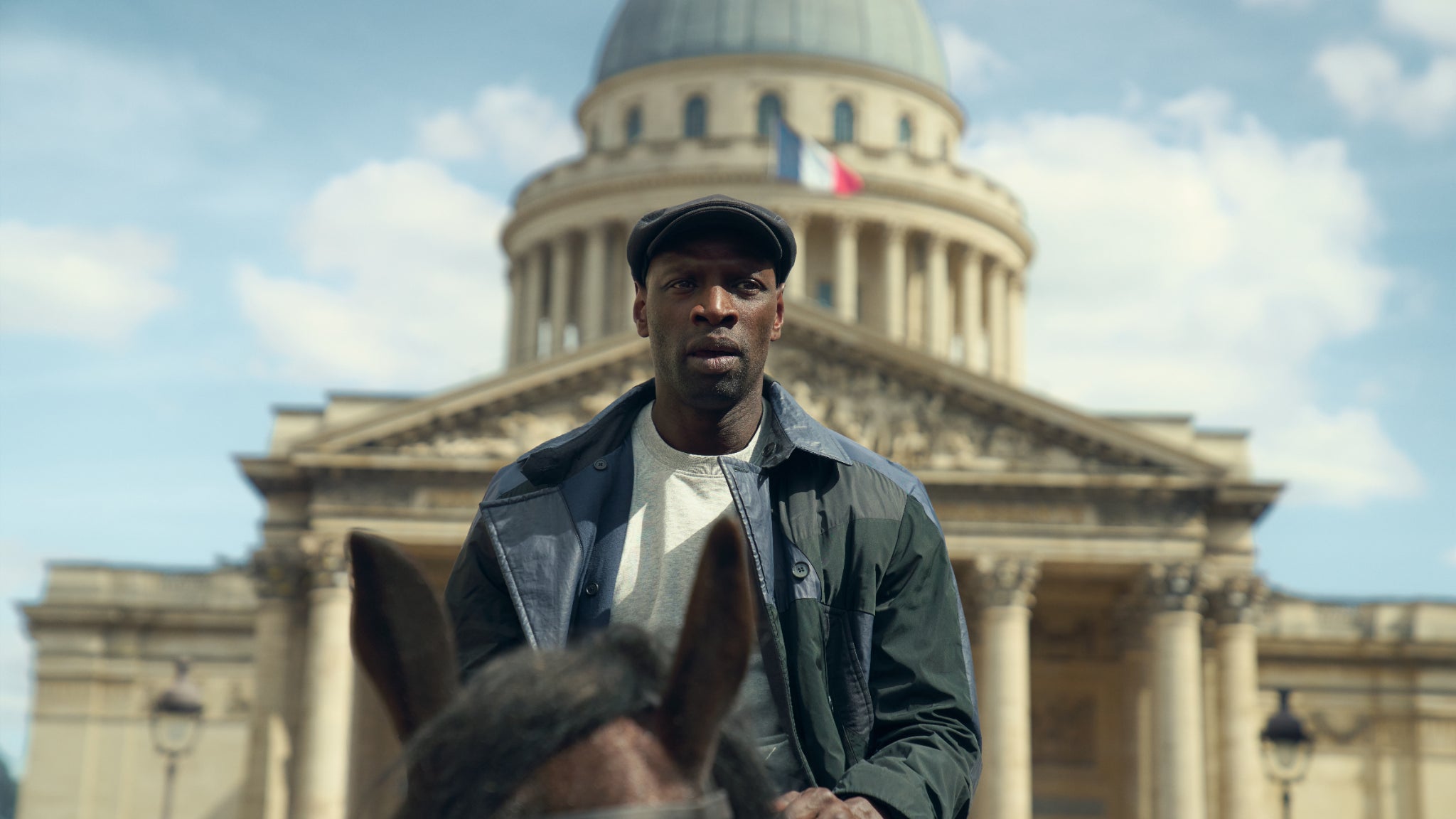 Omar Sy en Assane Diop dans la saison 4 de Lupin. Omar Sy en Assane Diop dans la saison 4 de Lupin.