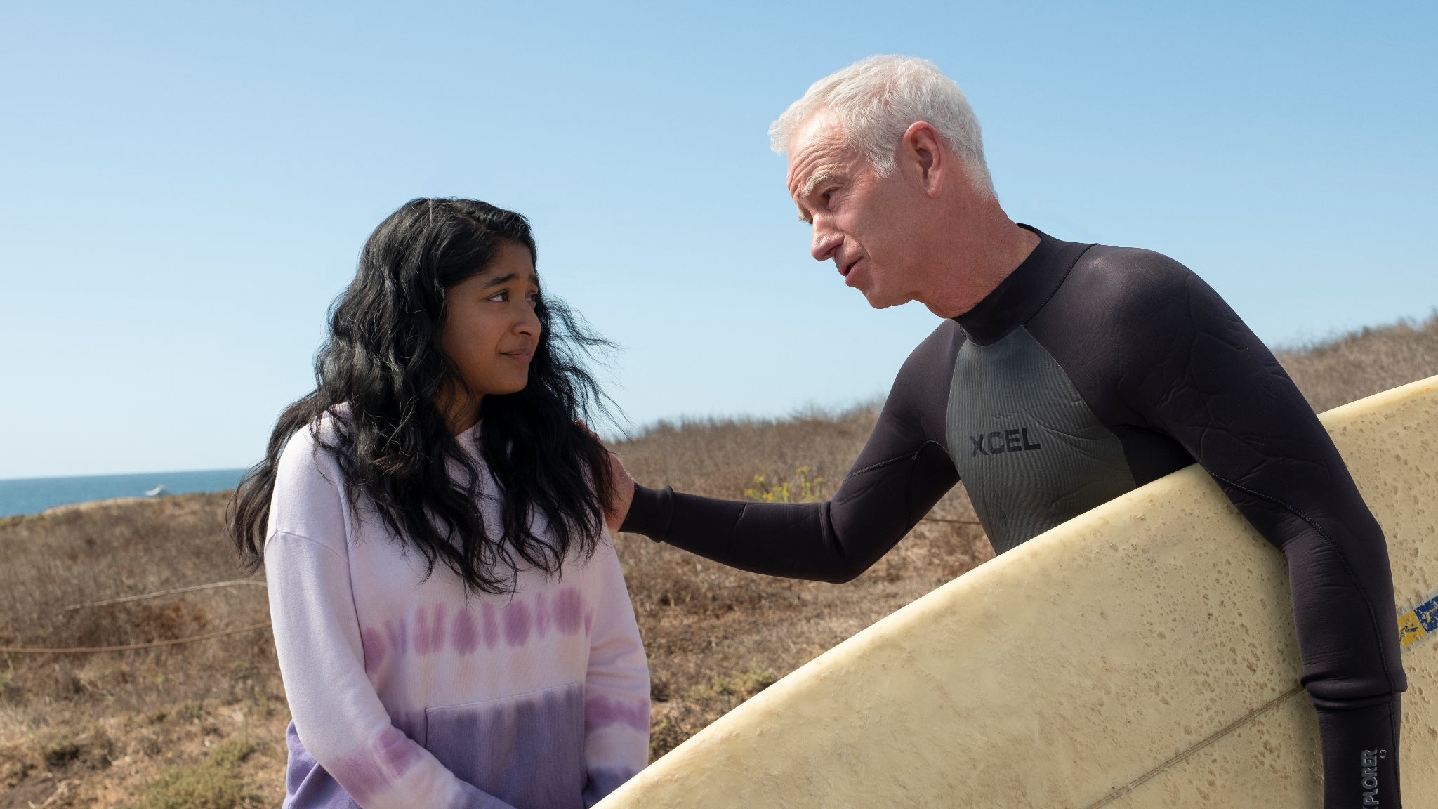 John McEnroe, narrateur inattendu et génial des aventures de Devi, incarnée par Maitreyi Ramakrishnan dans "Mes premières fois" sur Netflix.