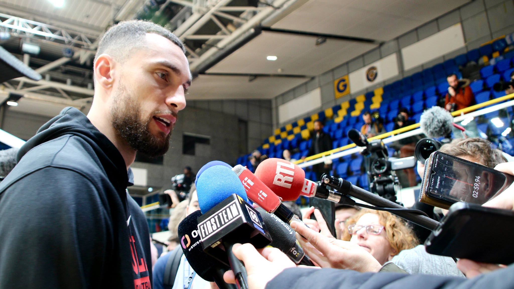Zach LaVine face à la presse en marge de l'entraînement des Chicago Bulls, au Palais des Sports Marcel-Cerdan de Levallois, ce mercredi 18 janvier 2023.
