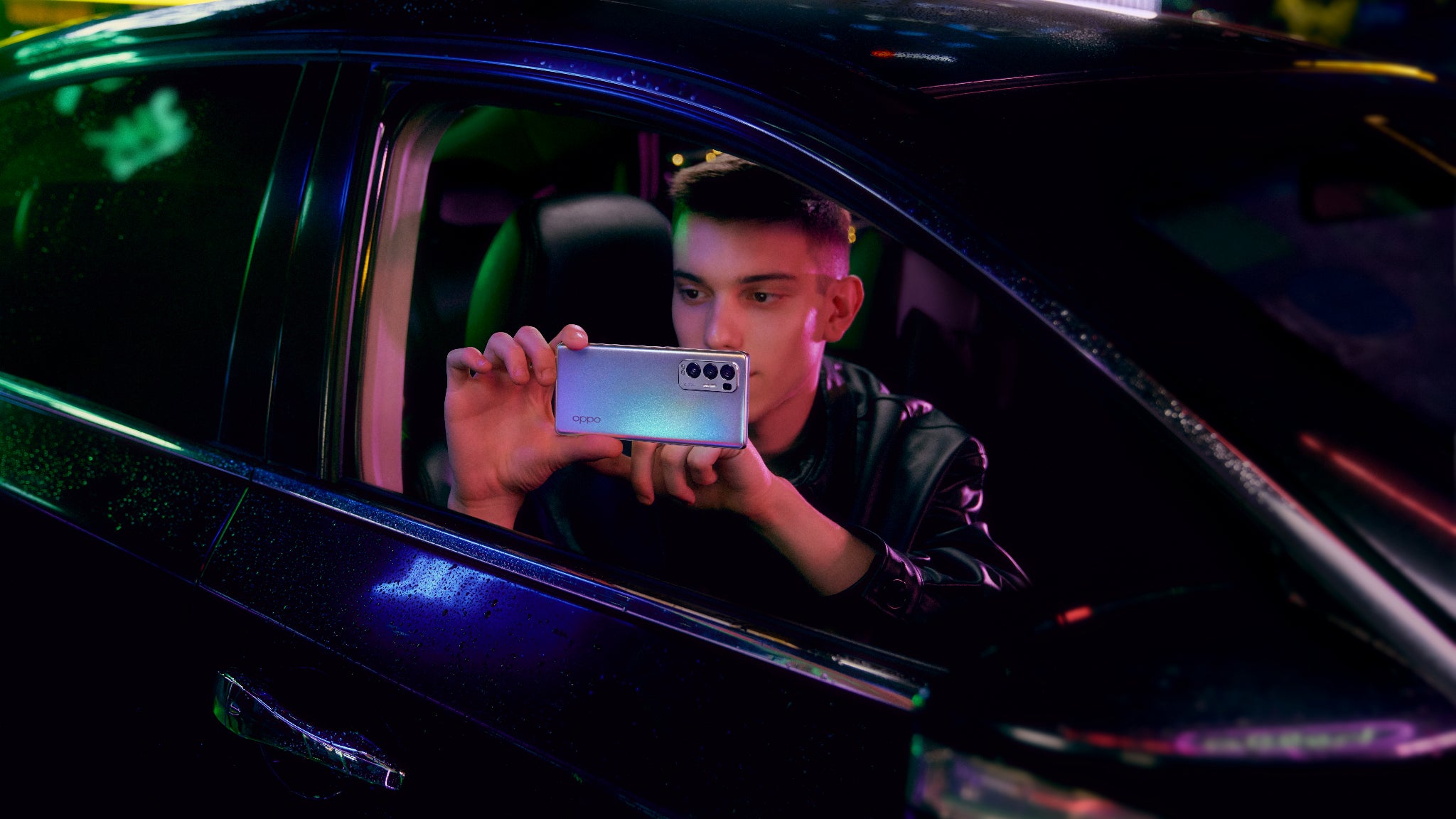 L'OPPO Find X3 Neo dans sa version argent galactique