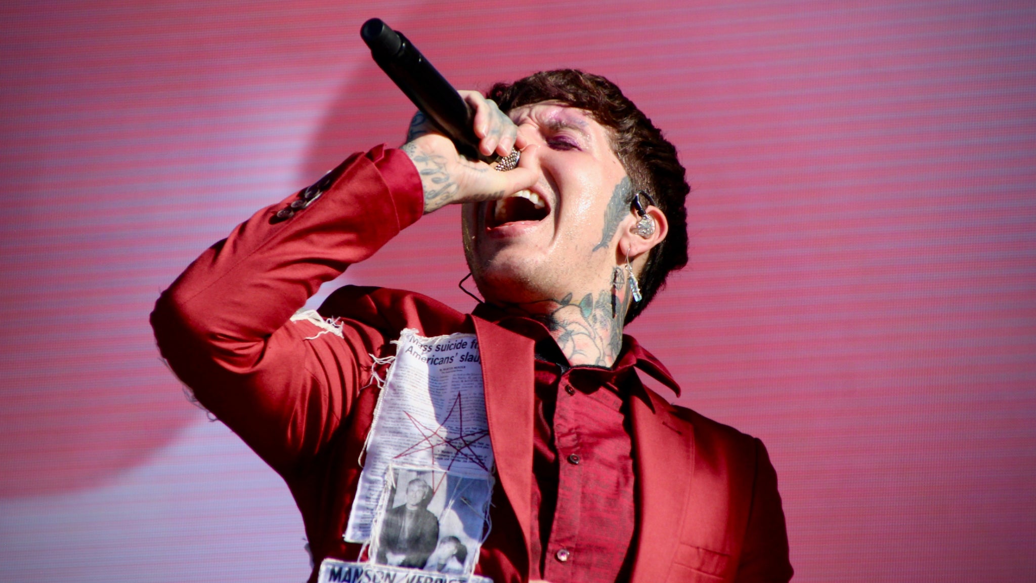 Le chanteur Oliver Sykes alterne entre des lignes de chant mélodiques et d'autres plus screamo