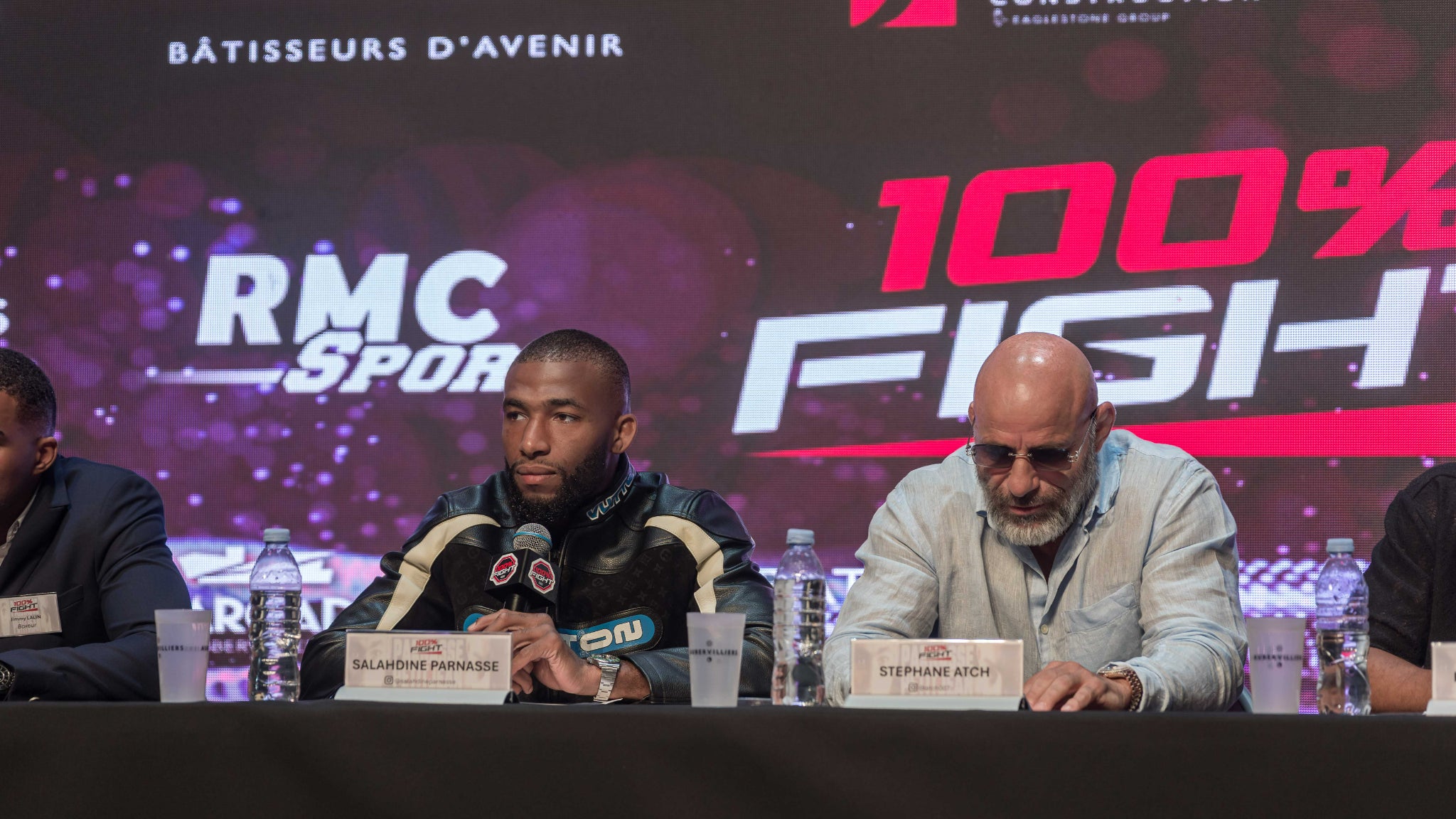 Salahdine Parnasse aux côtés de Stéphane ''Atch'' Chaufourier lors de la conférence de presse, le 11 septembre à L'Embarcadère (Aubervilliers).