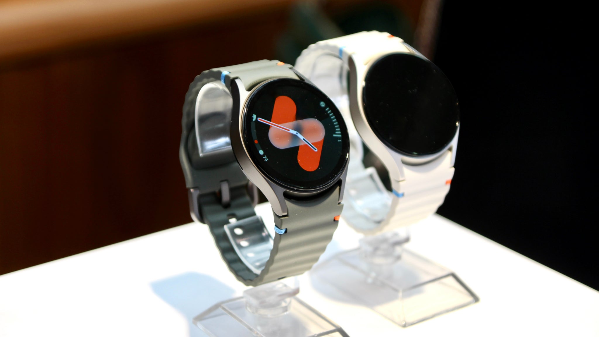 La Samsung Galaxy Watch7 est disponible avec un bracelet vert ou crème.