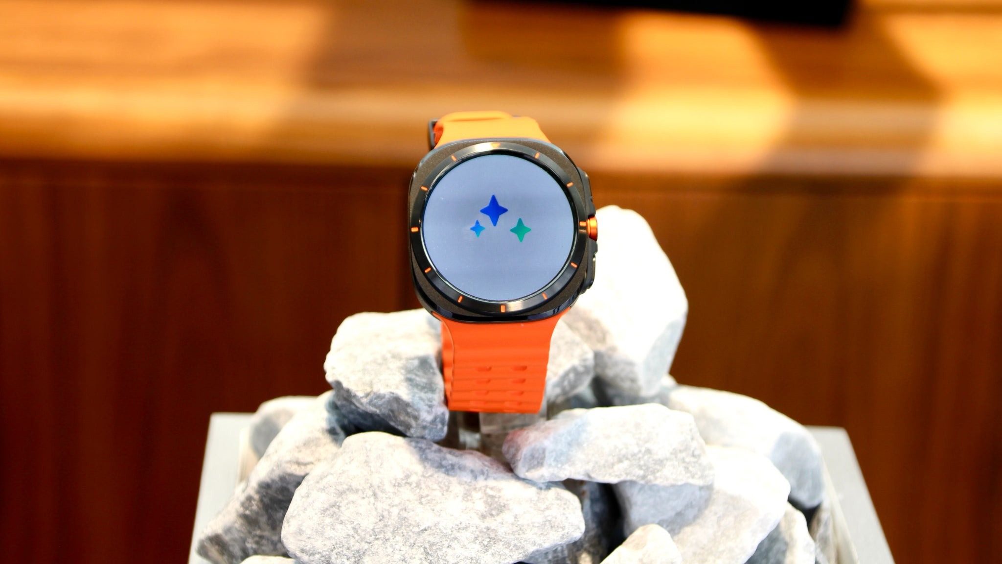 La Galaxy Watch Ultra avec son joli bracelet organe, également disponible en blanc ou en noir pour un look plus sobre. 