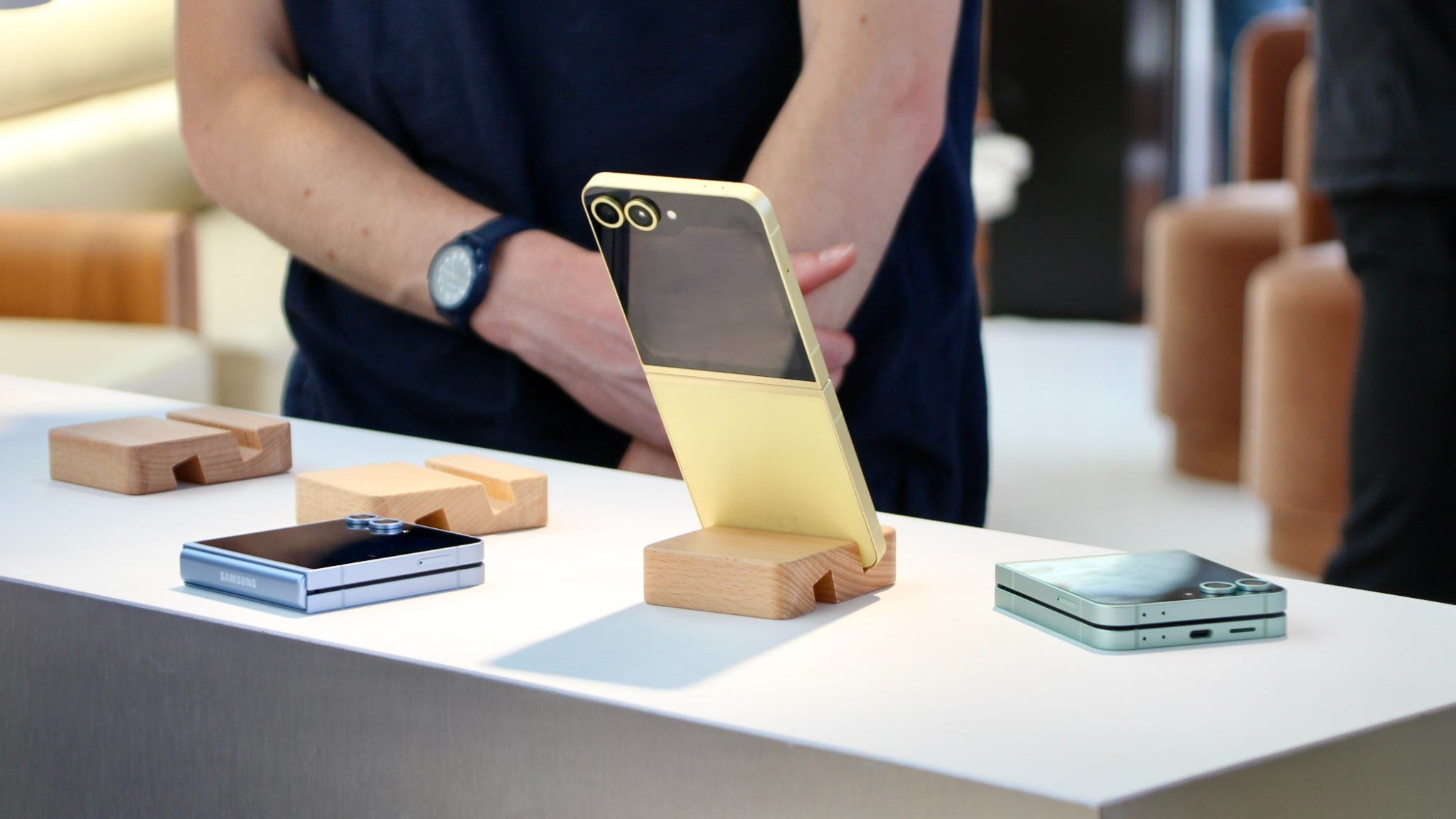 Le Samsung Galazy Z Flip6 dans ses jolis coloris jaune et bleu.