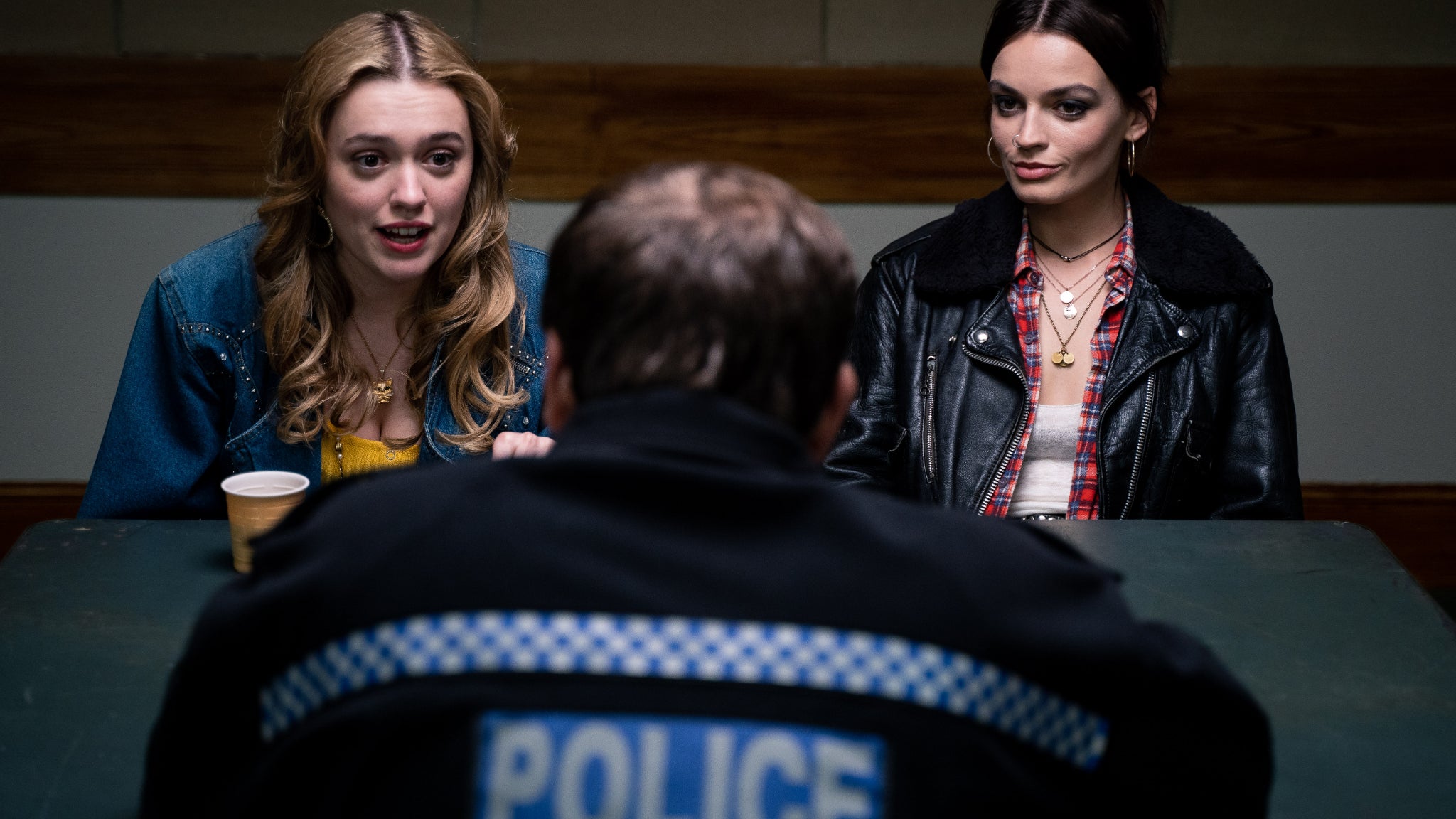 Aimee Gibbs et Maeve Wiley  dans Sex Education.