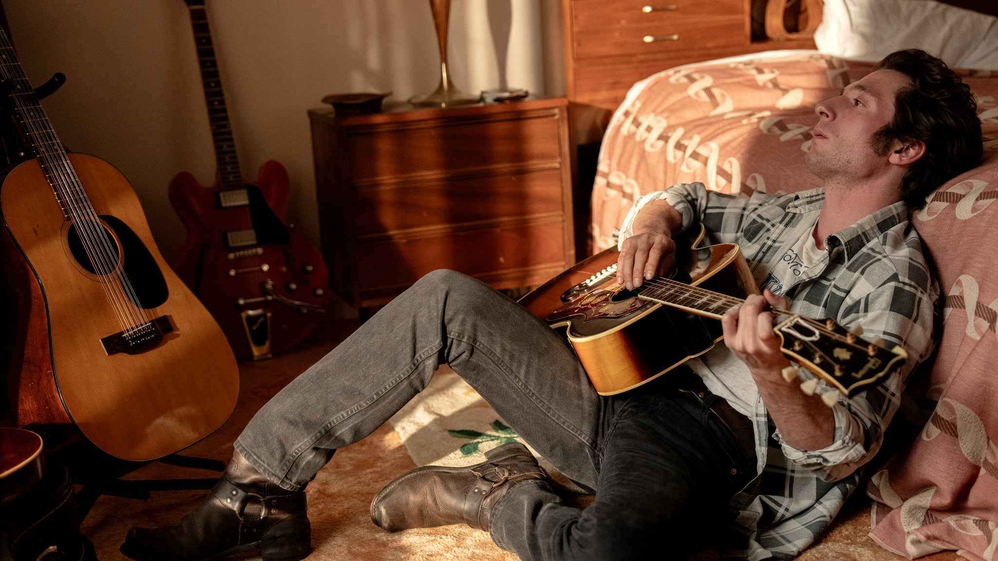 Bruce Springsteen (Jeremy Allen White) dans sa maison du New Jersey