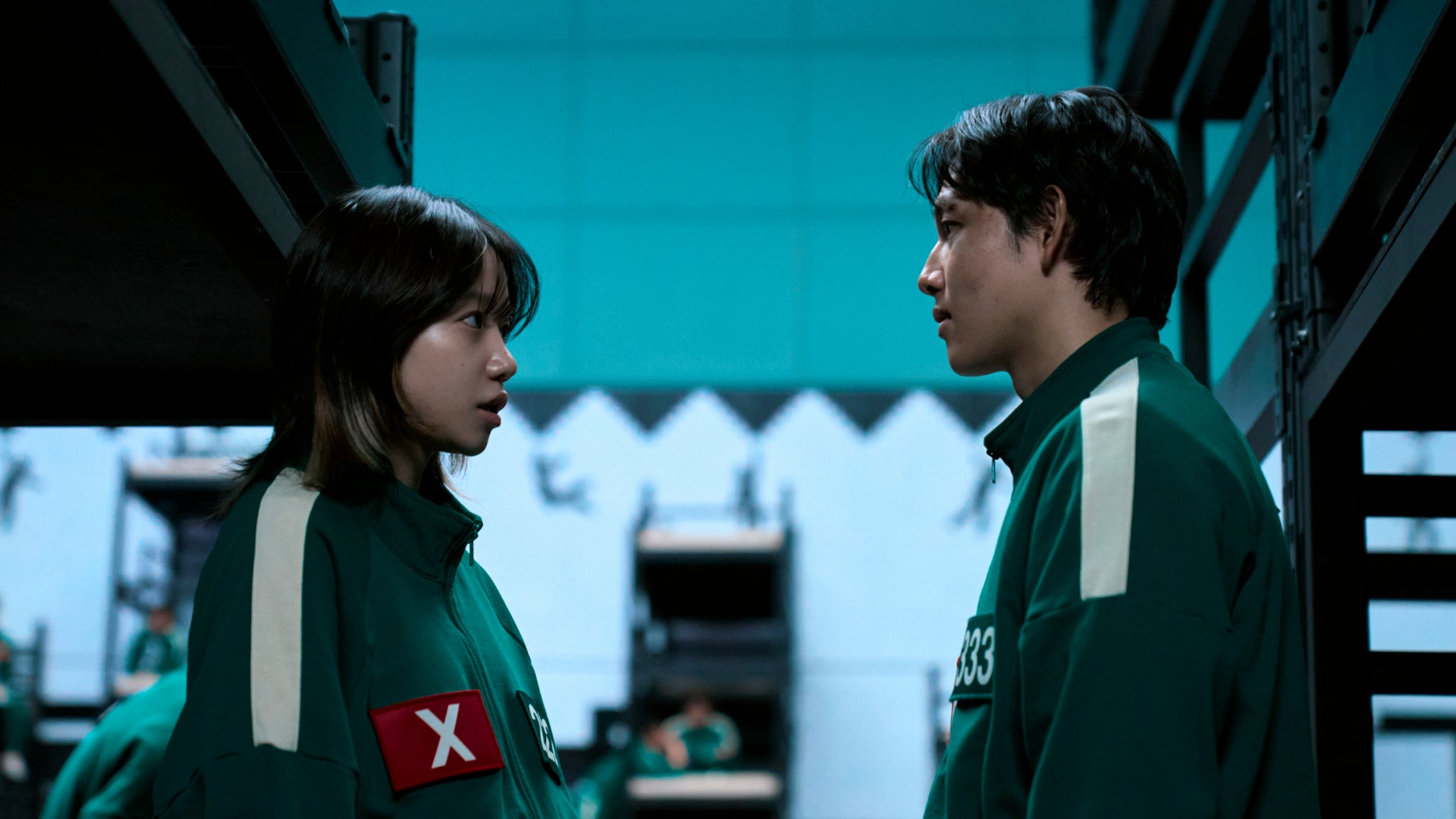 Une fresque représentant un "pont de singe" est visible en arrière plan