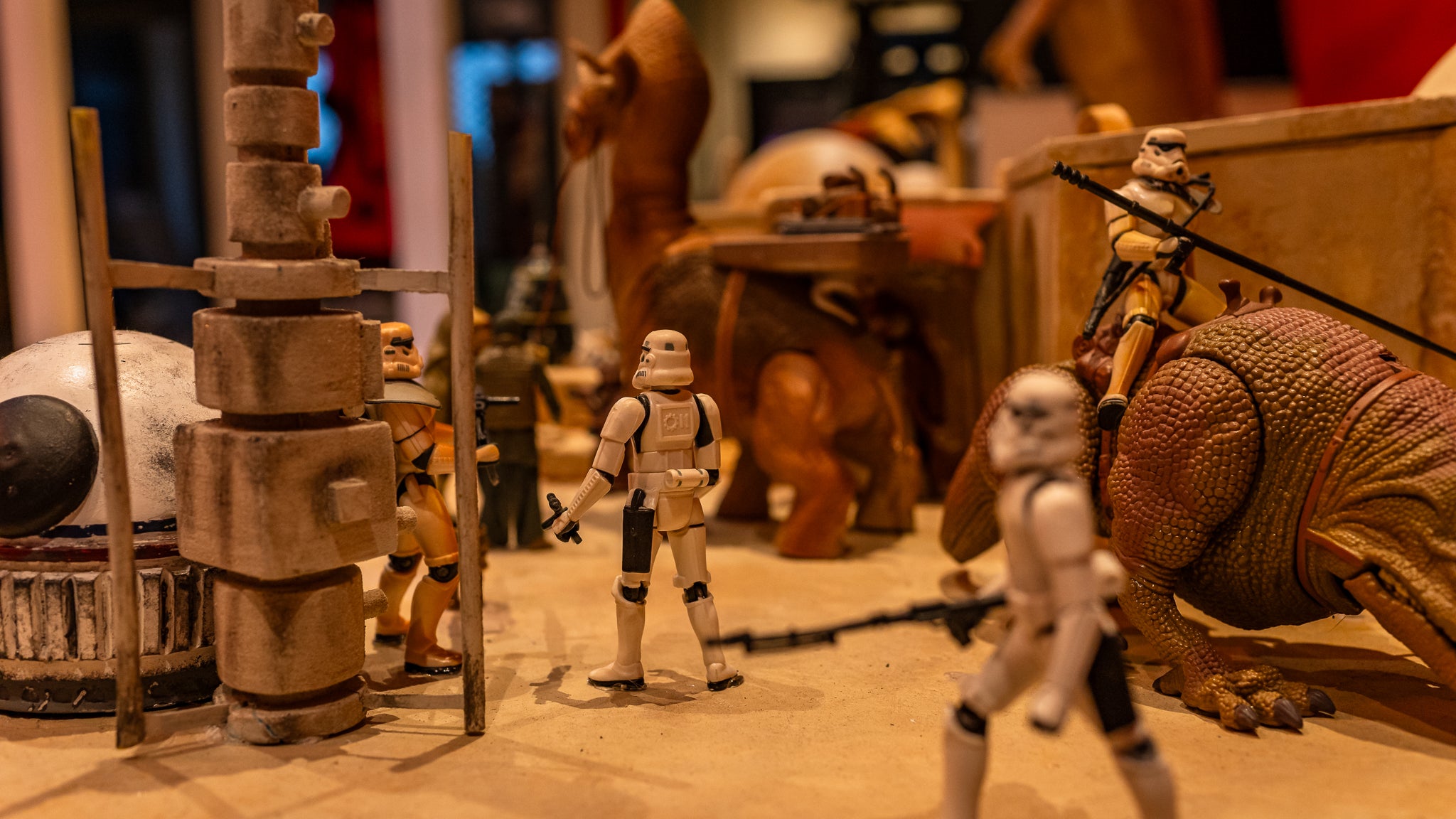 Des scènes cultes sont recrées à différentes échelles