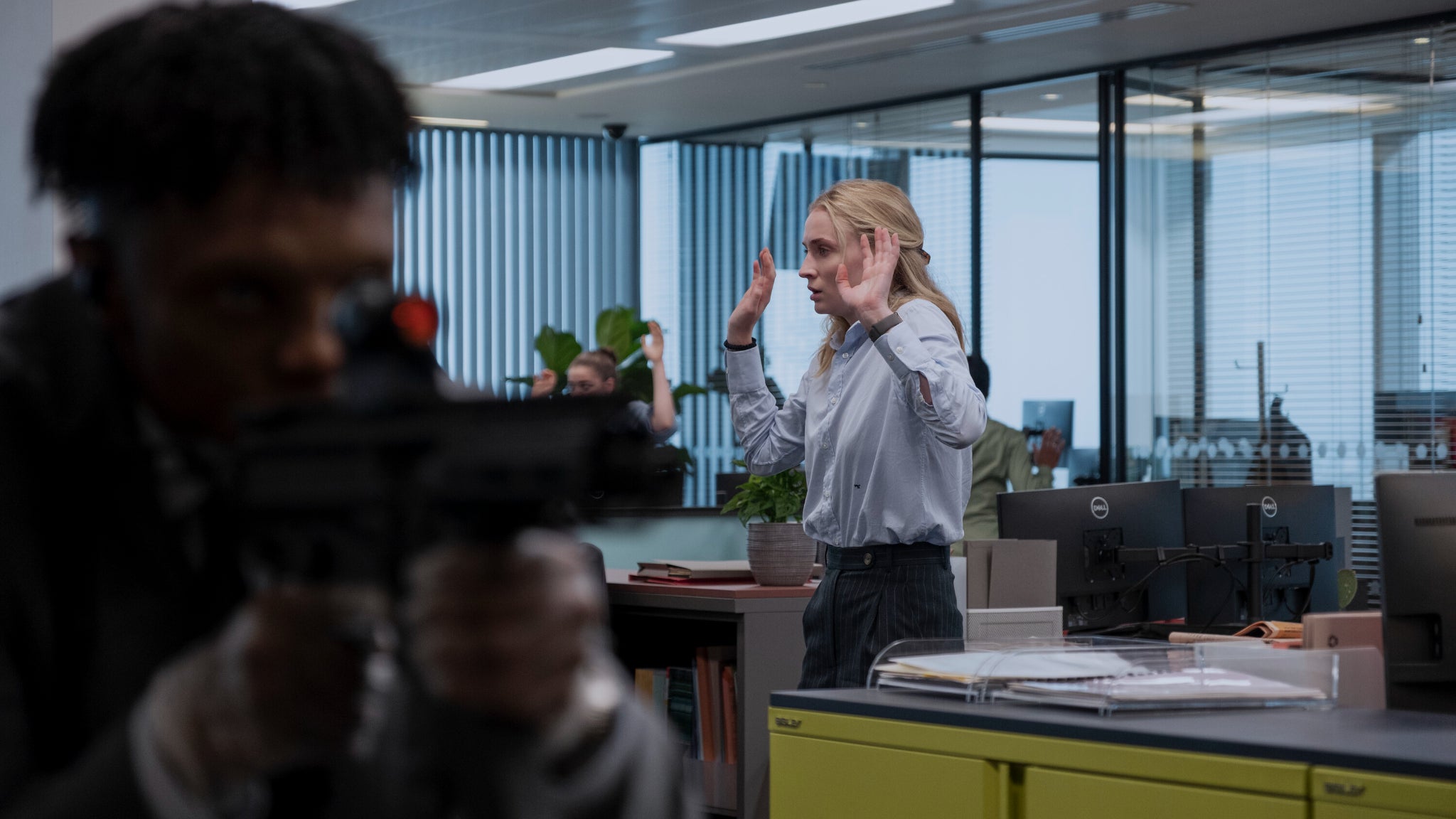 Yorkshire (Charles Mnene) et Zara (Sophie Turner) dans la saison 1 de "Steal" sur Prime Video. 


