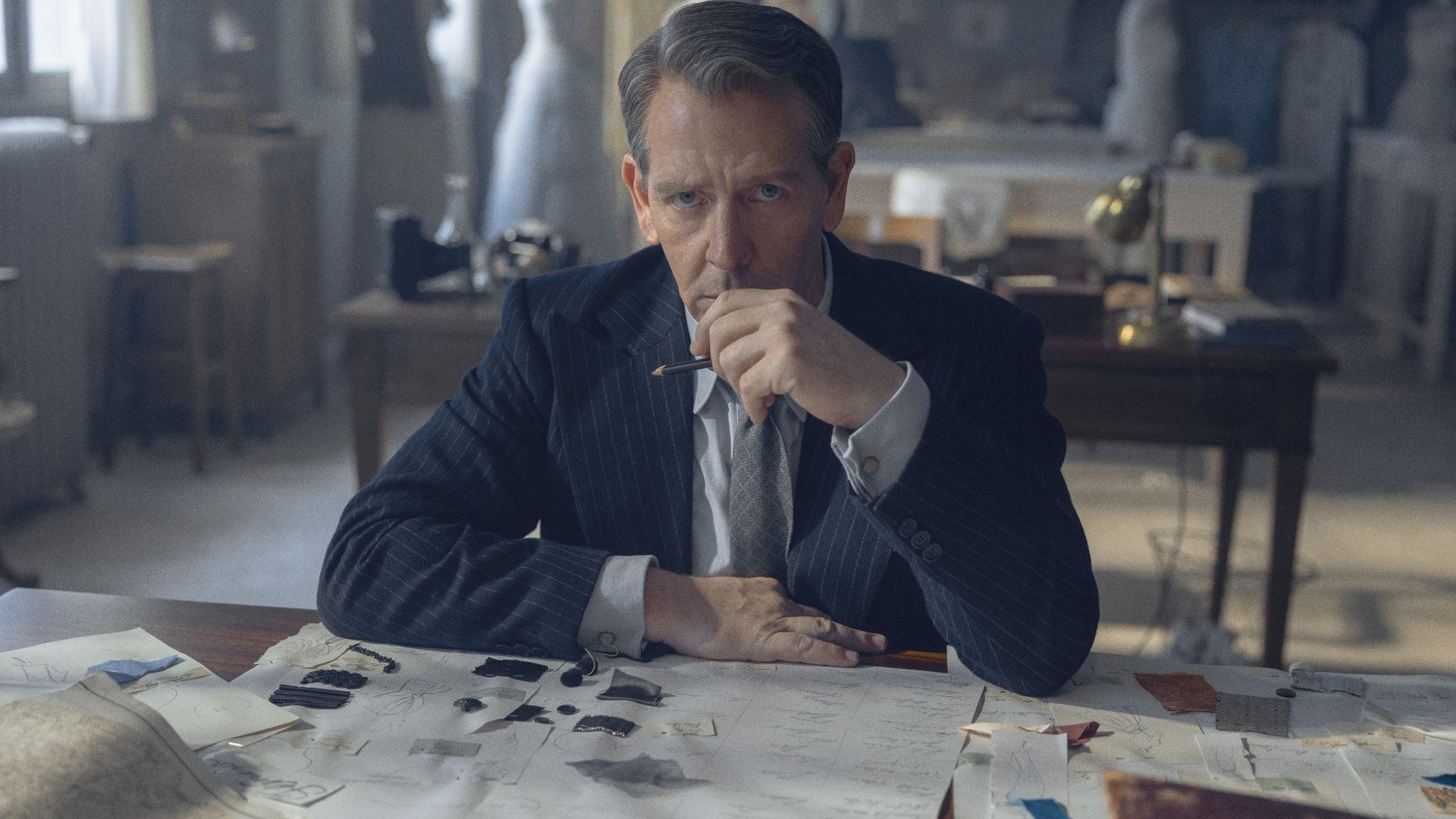 Christian Dior sera joué par Ben Mendelsohn dans "The New Look" dès le 14 février 2024 sur Apple TV+. 