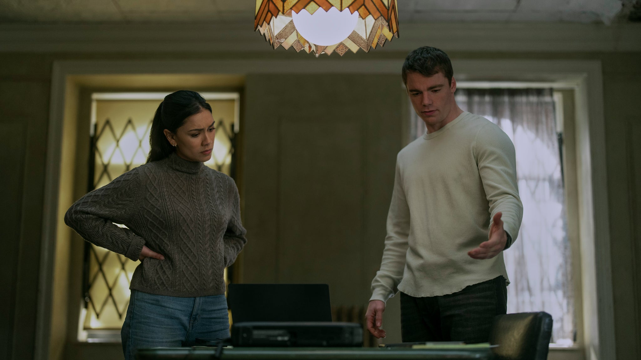 Découvrez les premières images de Luciane Buchanan (Rose Larkin) et Gabriel Basso (Peter Sutherland) dans l'épisode 4 de la saison 2 de "The Night Agent". Découvrez les premières images de Luciane Buchanan (Rose Larkin) et Gabriel Basso (Peter Sutherland) dans l'épisode 4 de la saison 2 de "The Night Agent".