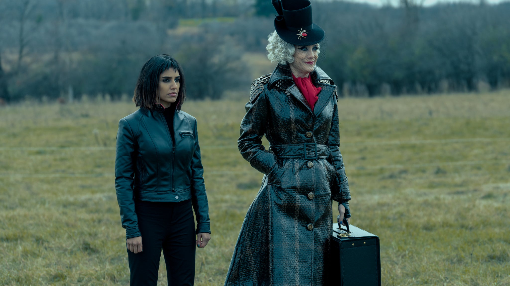 La mystérieuse Gestionnaire et sa fille adoptive, Lila, dans la saison 2 de Umbrella Academy.