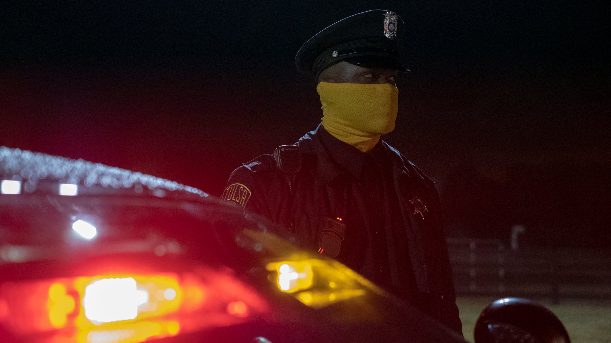 Un policier masqué de la série Watchmen, diffusée en France sur OCS City.