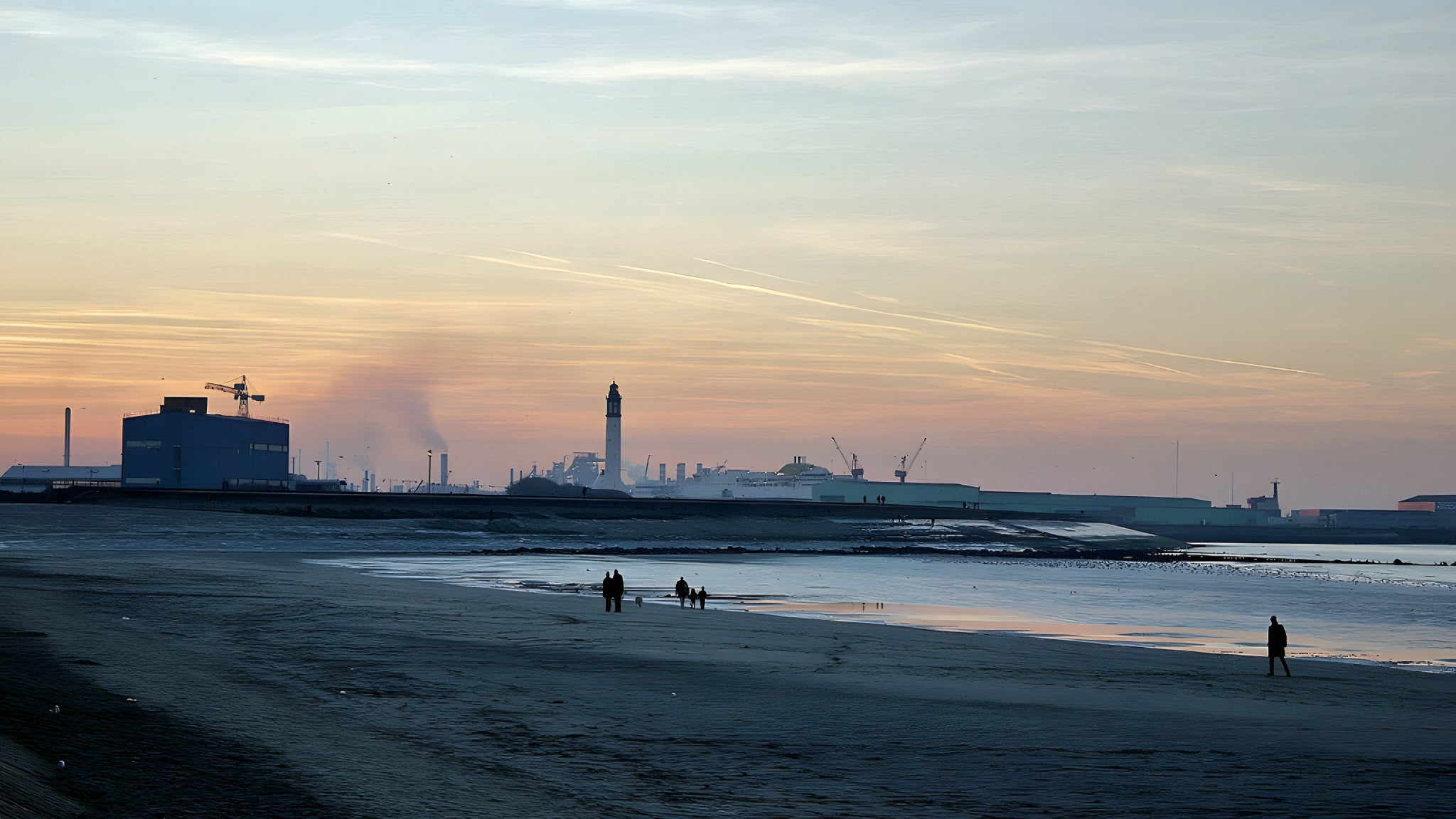D'énigmatiques silhouettes capturées sur la plage de Malo-les-Bains à Dunkerque.
