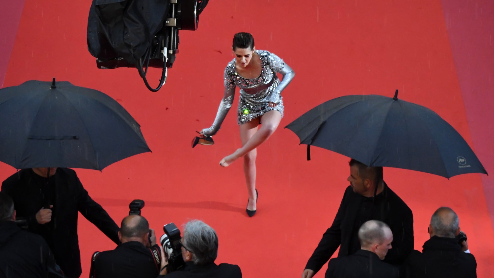 Kristen Stewart brise le protocole et retire ses talons pour monter les marches du Festival de Cannes