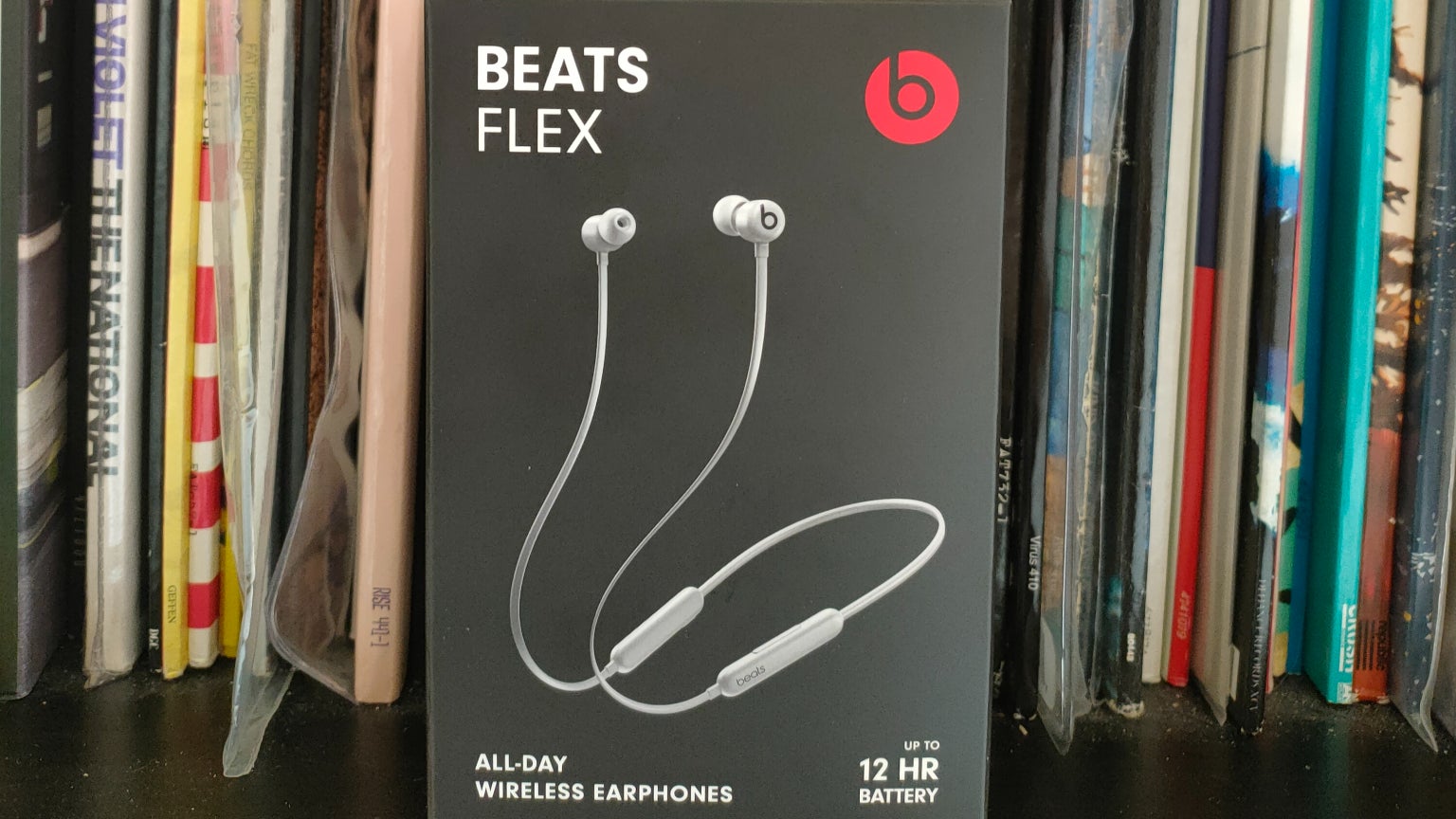 Le petit packaging des Beats Flex ne fait pas dans le suremballage et contient des matériaux recyclés.