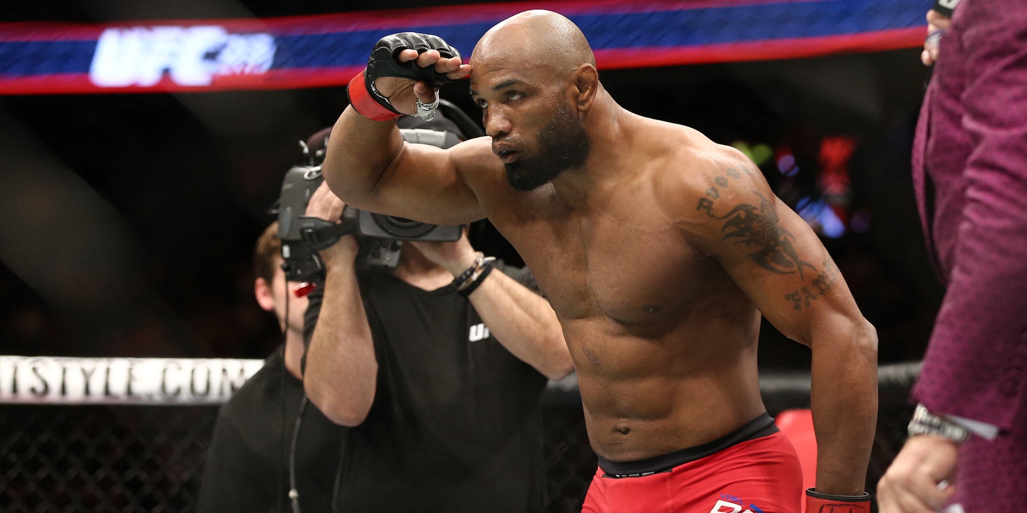 Yoel Romero lors de son combat contre Robert Whittaker lors de l'UFC 213 le 9 juillet 2017 à Las Vegas, États-Unis