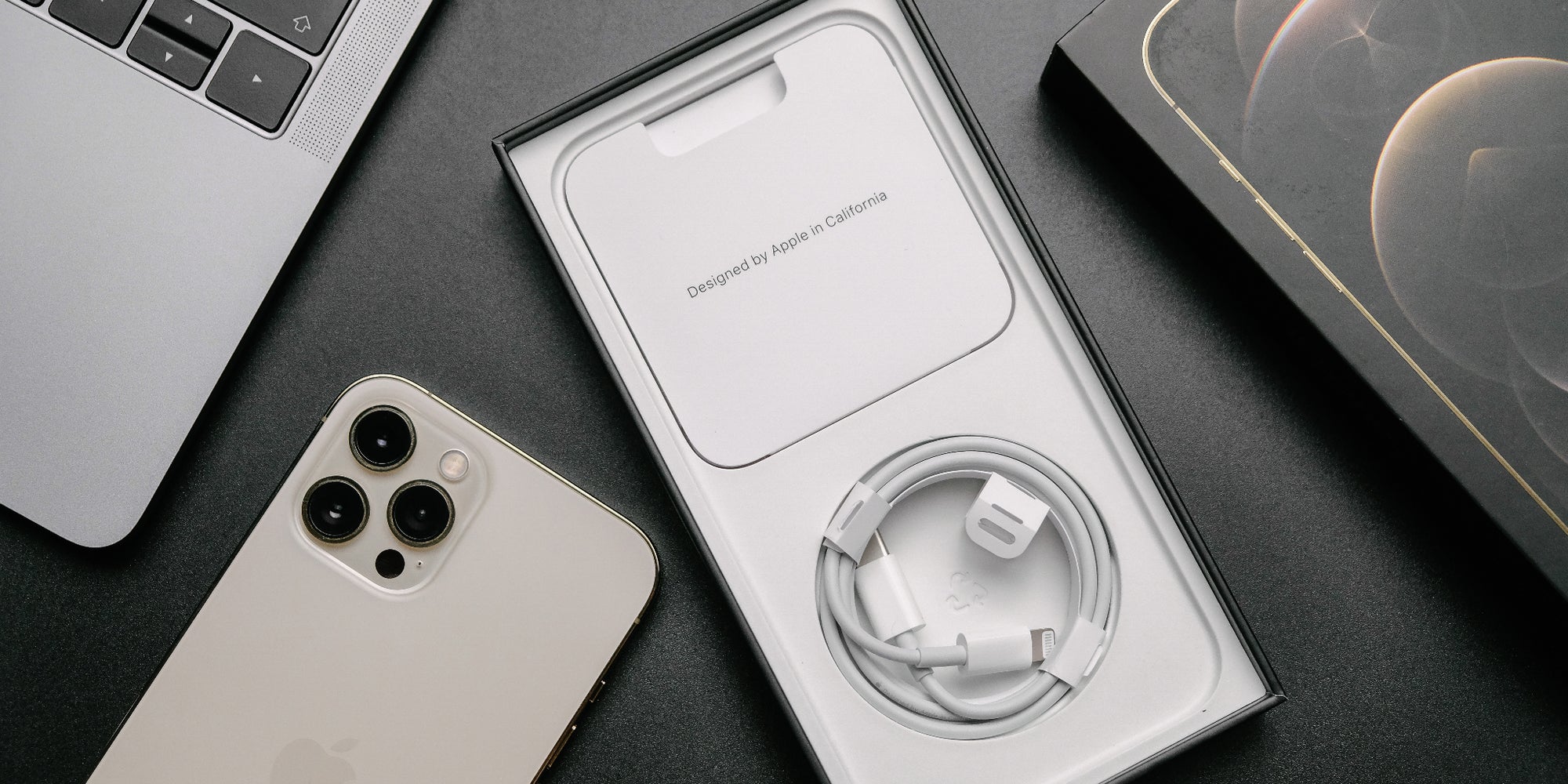 Exit la prise secteur : vous ne trouverez plus que le câble d'alimentation dans la boîte des nouveaux iPhone.