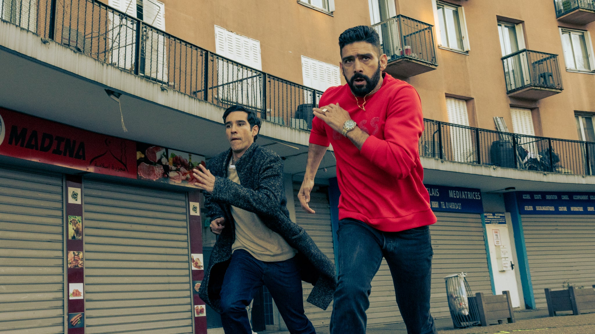 Au cœur d'une banlieue à feu et à sang, deux frères (Adam Bessa et Salim Kechiouche) tentent le tout pour le tout. Au cœur d'une banlieue à feu et à sang, deux frères (Adam Bessa et Salim Kechiouche) tentent le tout pour le tout.